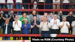 Kryeministri maqedonas, Hristijan Mickoski duke ndjekur ndeshjen në basketboll ku u dëgjuan thirrje antishqiptare.